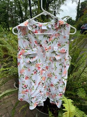 Sleeveless Floral Button-Front Top - White/Pink